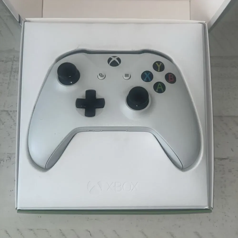 Microsoft Xbox One Wireless Controller Model 1708 White Pre-Owned